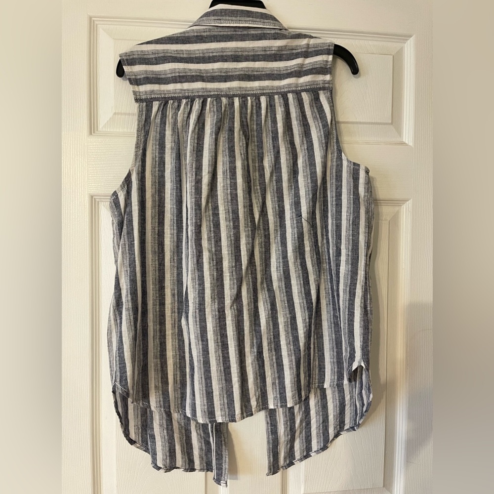 Max Studio collared button down sleeveless top- like new - Picture 3 of 3